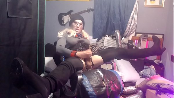 Sexy blonde Falle mit gespreiztem Adler und pumpendem Schwanz