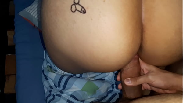 Meu vizinho coça minhas costas e me grava em seus vídeos pornográficos