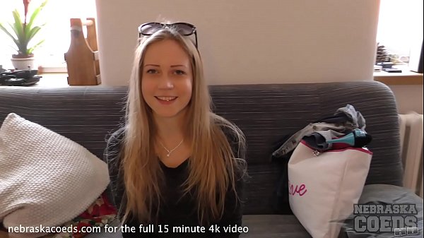 Die 20-jährige Kima macht ihr erstes Video mit einer heißen, kleinen, blonden Spinnerin