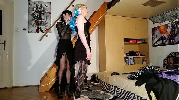 La domina gotica femminilizza il suo cd televisivo con abiti da donna pt2 HD