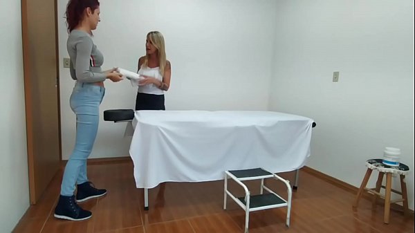 My hysteria crisis was cured by the masseuse when she made me cum by licking and punching my pussy - Camila Costa - Pernocas