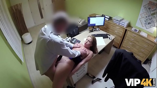 VIP4K. Studentin gibt ihre Muschi für das nötige Geld einem Fremden