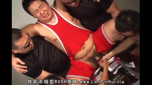 Gordinho Takeru é fodido por 4 caras