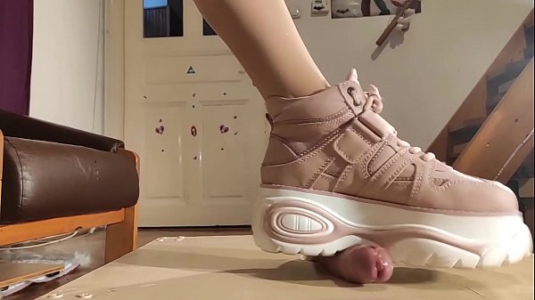 Sexy domina POV pisotón de polla & amp_ a. esclavo con botas pt2 HD