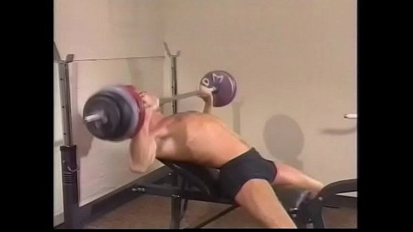 Karl Thomas, fanático del entrenamiento de pelo oscuro, explica el código de conducta del miembro recién llegado David Griffin en el club