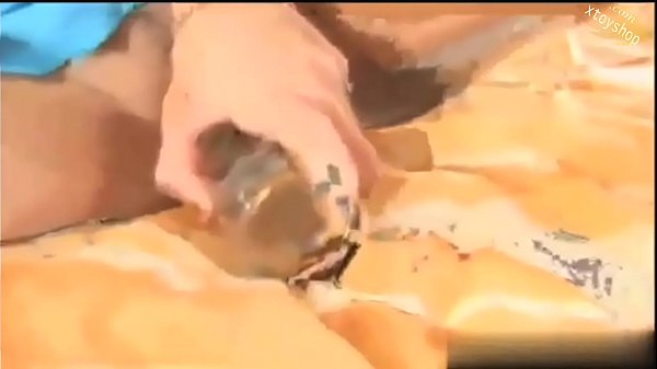 Nóng cô bé chơi một cái chai