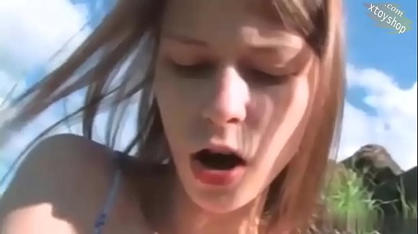 Nóng trẻ cô bé chơi với chai