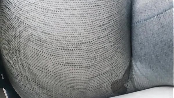 Mostro le mie tette in un giardino pubblico e poi piscio nei miei pantaloni attillati