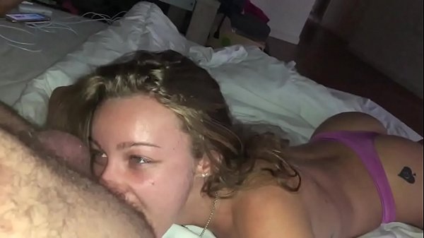 Schauen Sie sich das Teenie-Video mit frechen Teenagern an