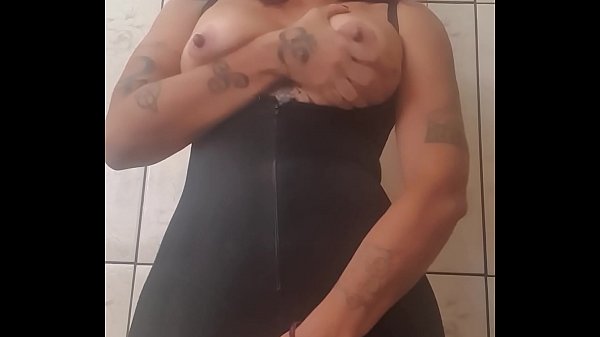 Melissa Devassa compró un cinturón online y cuando lo recibió ya estaba cachonda. Además el día de la cuarentena ¿cómo está ella? Escalando las paredes. Venid chaparris y haced una videollamada