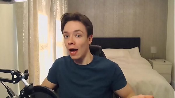 Caldo giovane ragazzo britannico legge e reagisce ai commenti dei video porno