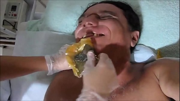 DEPILANDO A BARBA COM CERA QUENTE PARA GRAVAR PORNO CHUPANDO AS NINFETINHAS NOVINHAS