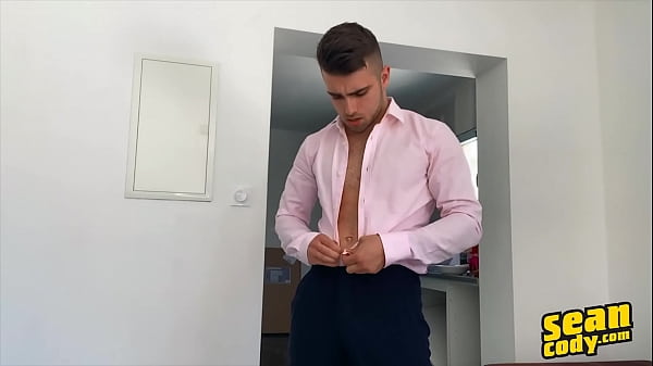 Euro Stud (Thony) Grey offre un grosso carico dopo un sacco di bordi e si copre gli addominali di sperma - Sean Cody