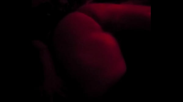 KASSANDRA STORM reibt sich an der Klitoris und klatscht in diese saftigen Arschbacken voller Honig