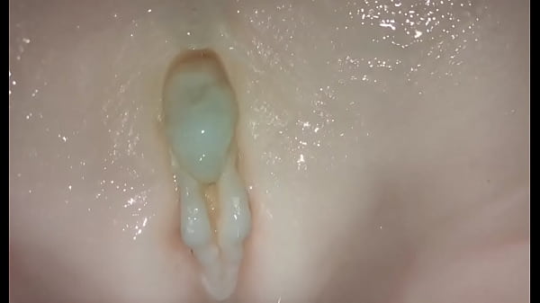 Schlanker Teenager gibt Sextoy einen ordentlichen Fick. (Creampie)