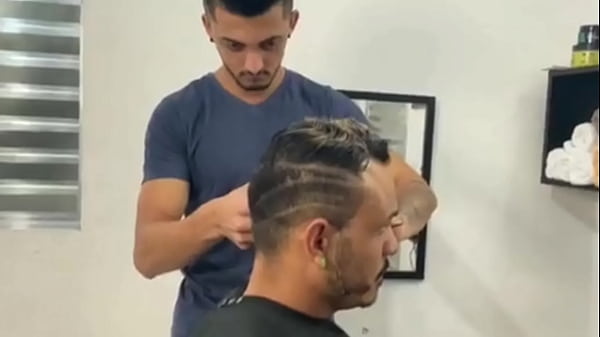 Kadu Ventrí_ y Edu Scott - Me follé a mi barbero muy cachondo_sexo sin condón