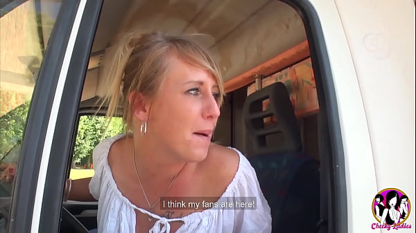 MILF bionda scopata forte nel culo da 2 ragazzi