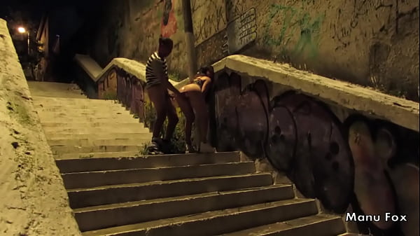 Una telecamera di sicurezza riprende una coppia che fa sesso per strada a Buenos Aires - Casal Badarox Manu Fox e Rubens Badar&oacute_ (video completo su RED)