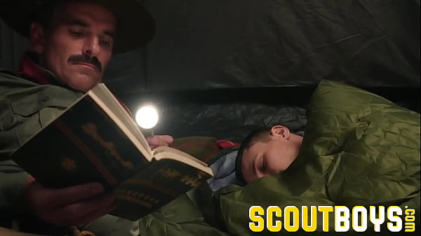 ScoutBoys - Austin Young follada afuera en una tienda de campaña por un mayor
