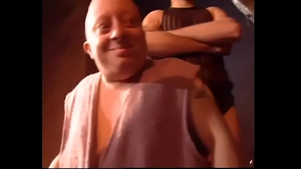 il leccapiedi di Madame X ha incatenato la povera giovane ninfomane bionda Nikki Anderson come un cane e le ha fatto guardare mentre colpiva altri due schiavi