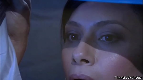 Un grosso cazzo TS scopa una MILF in una tenda