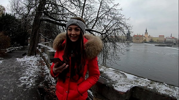 La splendida ragazza Isabella De Laa si fa nutrire di sperma in un pazzo trio con Porn Dan e il suo ragazzo!