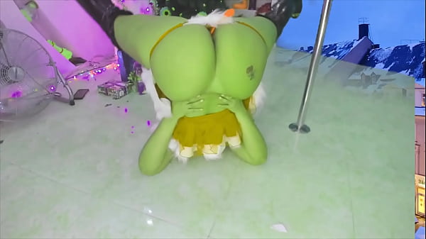 hot grinch fucks himself in split and dances on the pole