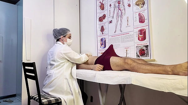 Paciente N&atilde_o Aguenta e Fica Ereto na Frente da Enfermeira Durante o Exame