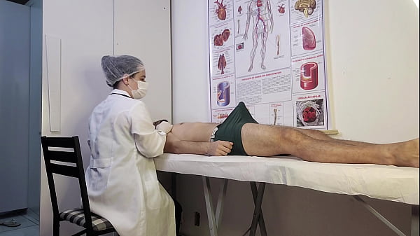 Paciente não aguenta e fica duro na frente da enfermeira durante o exame