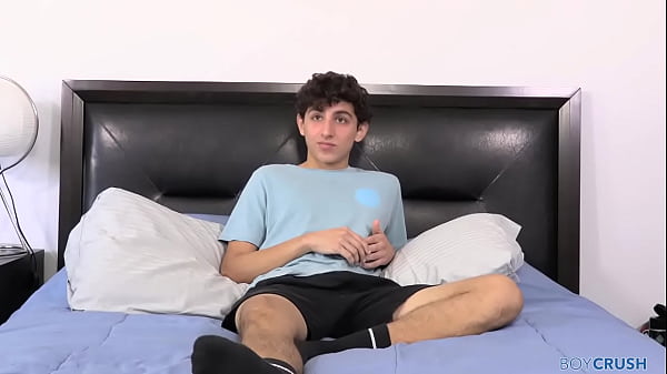 BoyCrush: Carter Ford bisessuale accarezza il cazzo del suo ragazzo davanti alla telecamera