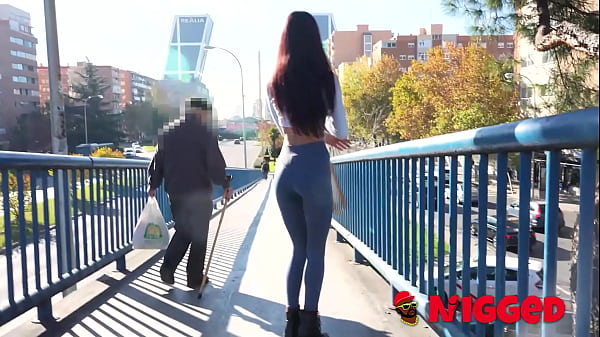 注意力！娇小的年轻女孩接受大鸡巴黑人的双重插入。索菲亚 (Sofia) 甜蜜的秘密