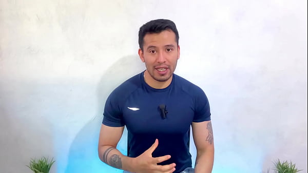 ¡Un hombre cubano heterosexual de 25 cm de altura permite que su masajista de pies le haga sexo oral hasta correrse en su boca! historia sexual