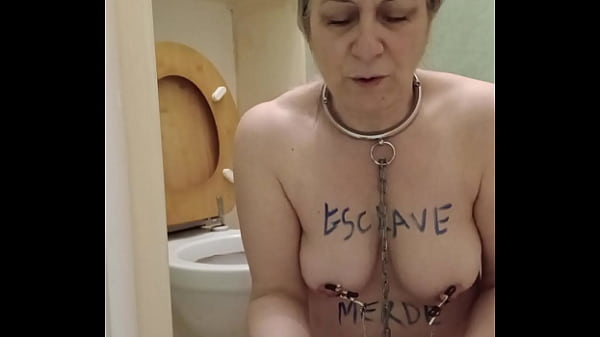 2025 01 15 Esclavo F sentado humillado cerda leche baño