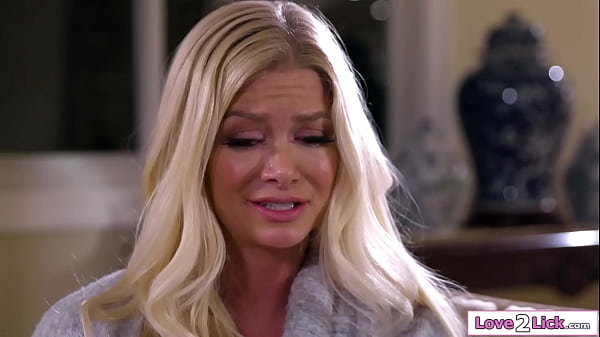 Der Gedächtnisverlust der Stiefmutter gibt ihr die Gelegenheit, ihre Muschi zu lecken