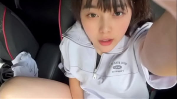 After taking a bath, a female college student puts a big penis on her pussy and masturbates while doing it on her father's chair.