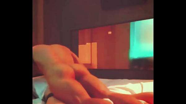 Meu vizinho hétero com bunda grande me fode sem sela pela primeira vez na casa dele depois de assistir a um filme