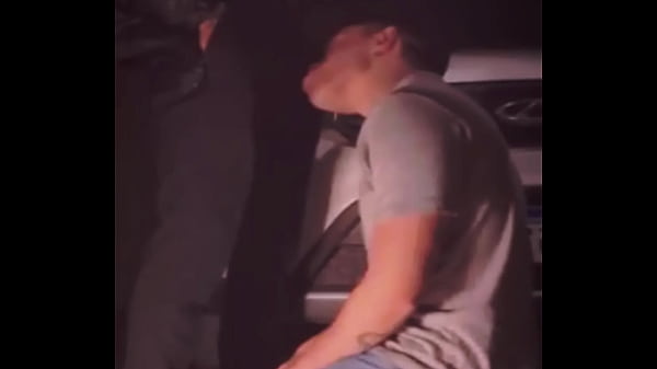 Depois de alguns drinks eu chupo o pau do vizinho do lado de fora da casa dele e ele acaba fodendo eu e a esposa sem sela dentro de casa