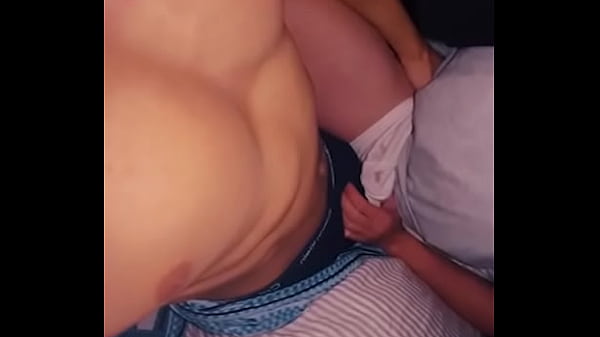 Ich lutsche den Schwanz meines muskulösen Nachbarn zum ersten Mal in seinem Haus, dann fickt er mich schließlich ohne Sattel