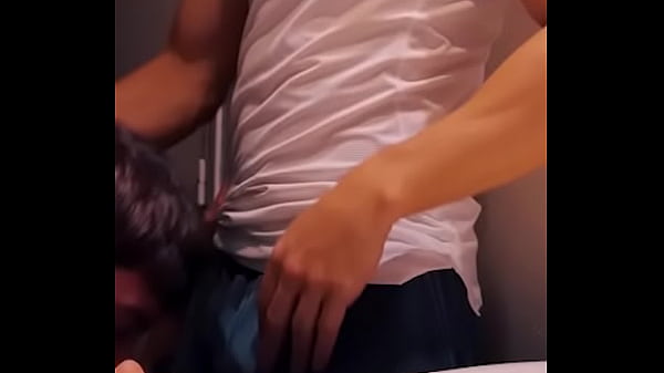 Der Junggesellenabschied meines heterosexuellen besten Freundes endet damit, dass er mich wild in den Arsch fickt