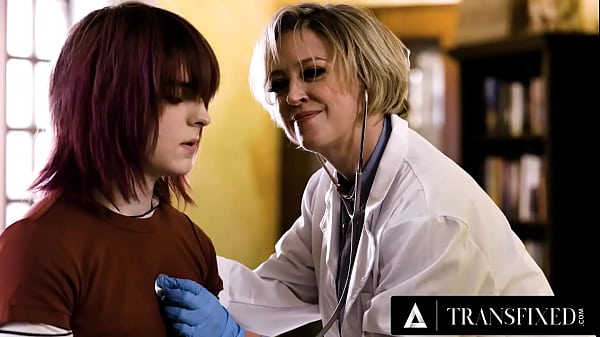 TRANSFIXED - Doktor Dee Williams und Krankenschwester Khloe Kay verführen Jean Hollywood bei einer heißen Untersuchung - TEIL 1