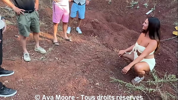 La bellissima amatoriale francese viene scopata da un gruppo di sconosciuti nel bosco