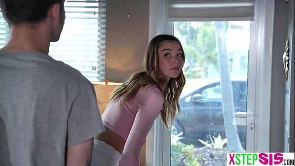 Schöner Teenager hat Spaß an familiären Beziehungen