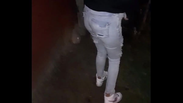 Mi cuñada estaba orinando en la calle después de la fiesta.