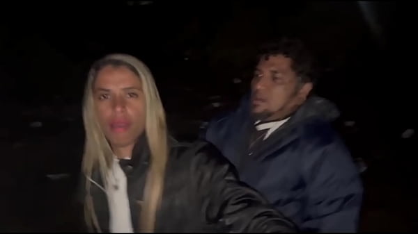 FEMME LE DONNE À SON AMI SUR LA PLAGE