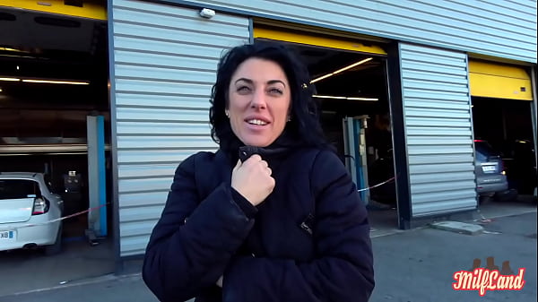 Sabrina, chaude milf, sait quoi faire avec deux bites