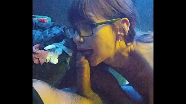 Al sottomesso piace ingoiare l'intero cazzo insieme alle palle!