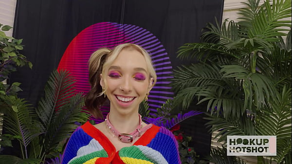 Teen blonde dances Video