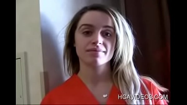 越狱囚犯戴着手铐进行口交