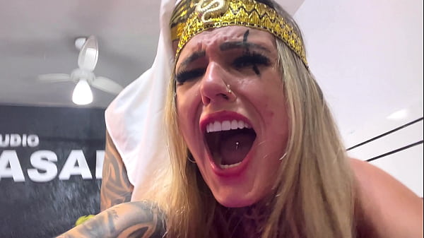 Wow, che sensazione meravigliosa, ho sentito il suo cazzo pulsare dentro di me proprio nel momento in cui stava per venirmi sulla figa e sul culo e non lo avrebbe tirato fuori per niente al mondo!