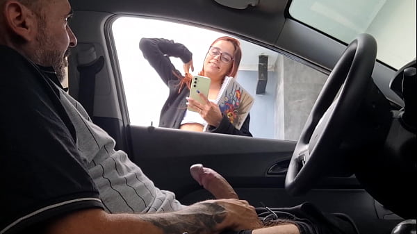 Riskante Masturbation auf der Straße in der Öffentlichkeit für heißes Girl auf der Straße!